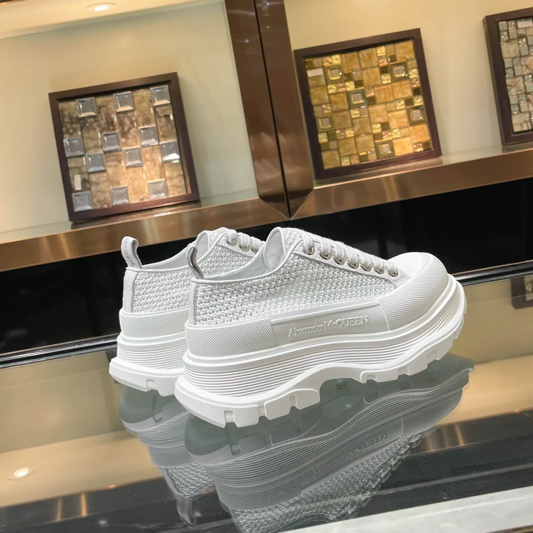 👟👟Ex-factory price 560👟👟 Men’s size +10 🔥Mc Queen new woven McQueen couple shoes 🔥Exclusive first launch‼ ️‼ ️Young ladies who are fashion representatives must be in the forefront of fashion! The shoes have a transparent and simple personalized design, which increases the height and slims the legs, showing full charm, and the upper feet are super stylish. ⚠The upper is made of customized imported canvas, which is breathable, comfortable and not stuffy on the feet. The color is warm and moist. 🔸Inside: Yangli. Feet: imported goatskin. Full of flexibility! The round toe design allows the toes to be completely released🥰 Get rid of the original pressure of shoes! 🔸The outsole adopts the original molded combination TPU transparent outsole. The process of combining several layers of outsole is complicated. Super light and super comfortable! Very affordable ❤️ 🔸Size: 35-40 for women, 250 for low-income women. The women’s low-top version will be released first. The latest counter high version packaging, with certificates, cards, and pure cotton bags.